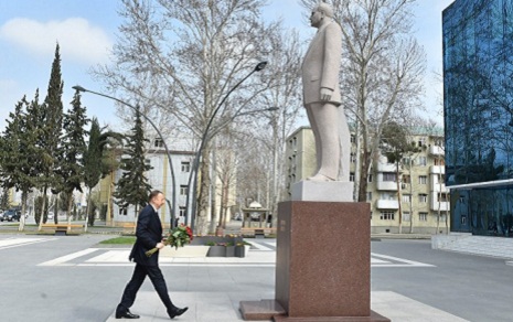 President Ilham Aliyev visits statue of national leader Heydar Aliyev in Mingachevir